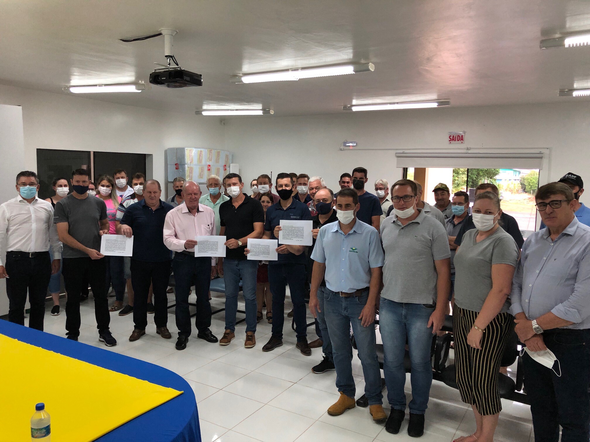 Marcos Vieira entrega edital de licitação da SC-492