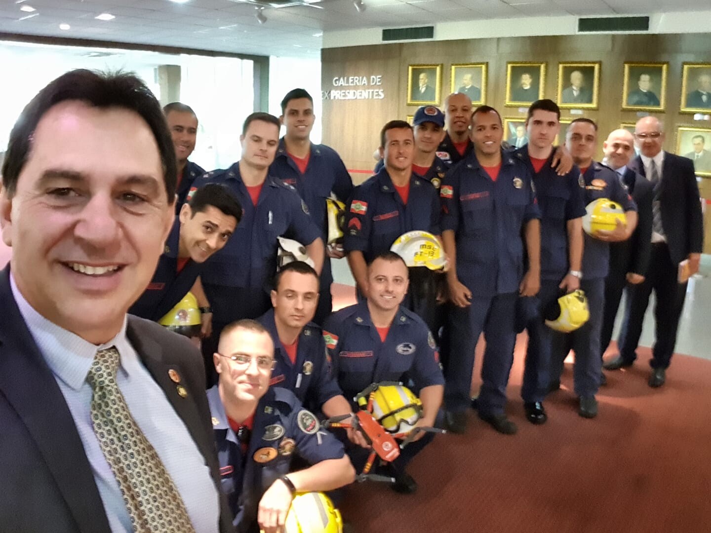 Deputado Coronel Mocellin e os bombeiros que atuaram nas operações em Brumadinho, há 3 anos. FOTO: Divulgação