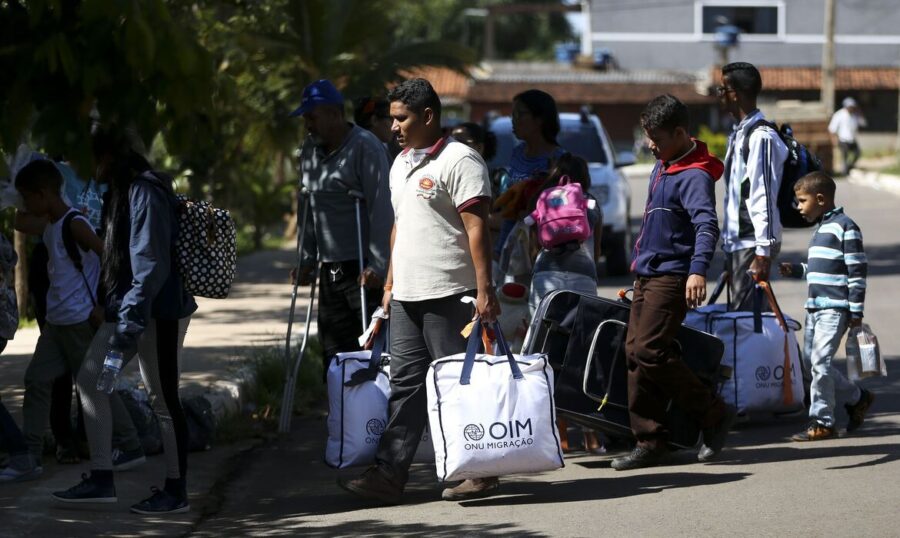 Imigrantes venezuelanos entram no Brasil pela fronteira com Roraima. FOTO: Marcelo Camargo/Agência Brasil