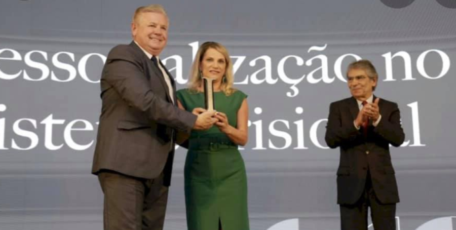 Berlanda e a esposa Leoni receberam prêmio Inovare, entregue pelo ex-ministro do STF Carlos Ayres Britto. FOTO: Roque Pellizzaro Junior/Divulgação