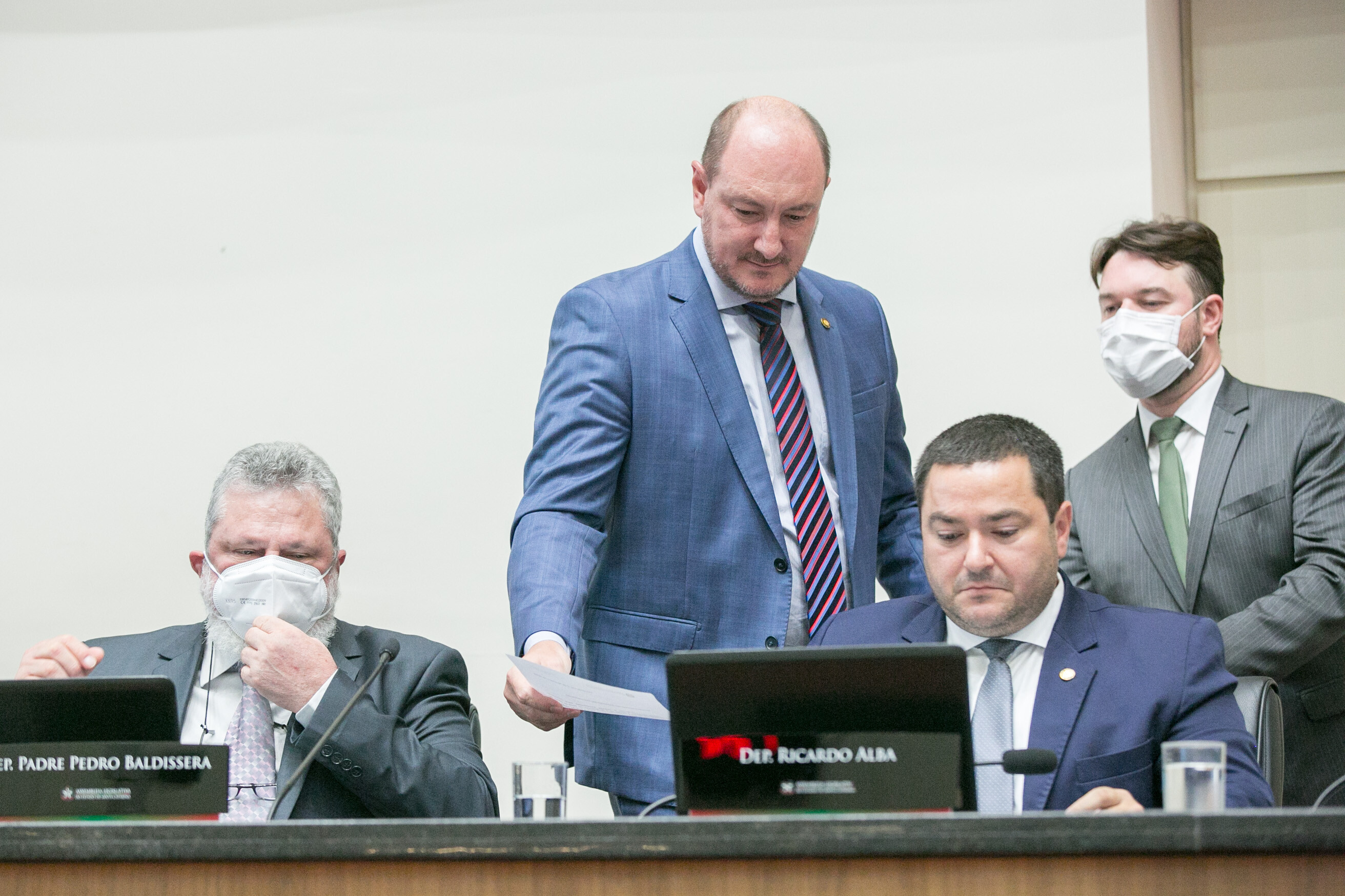 Deputado Mauro de Nadal entrega a carta de renúncia à Presidência da Alesc ao deputado Ricardo Alba