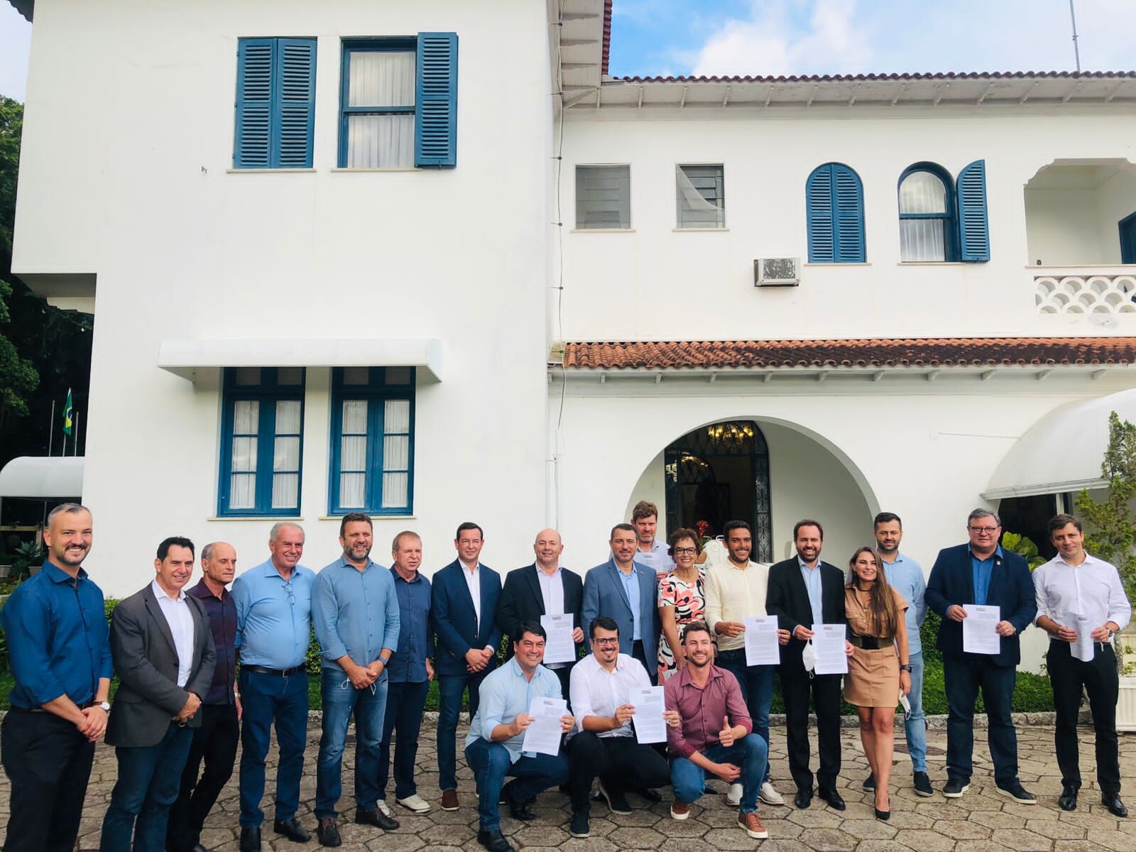 Paulinha participa da adesão dos municípios da Amfri ao Plano 1000
