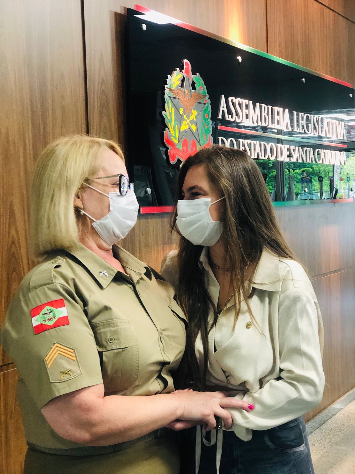 Ao lado de Santina, Paulinha presta homenagem às mulheres policiais militares