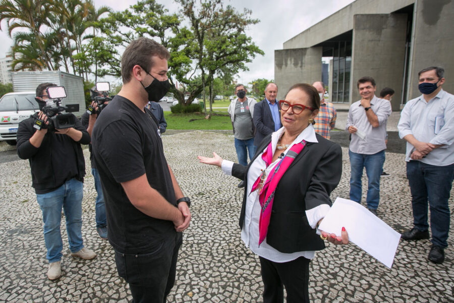 Presidente do Diretório Central dos Estudantes (DCE) da Unesc, Vitor Teixeira, agradece deputada Ada pelo apoio à construção de centro de integração