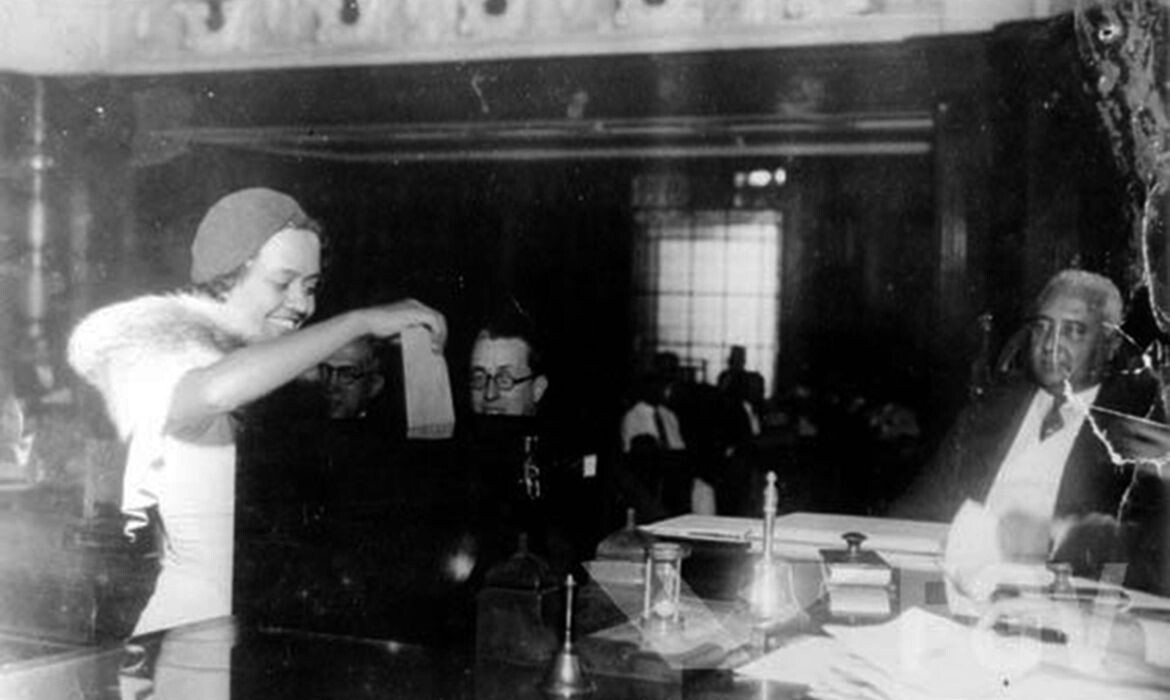 Mulheres passaram a ter direito a votar e a serem votadas a partir de 1932. FOTO: Agência Brasil