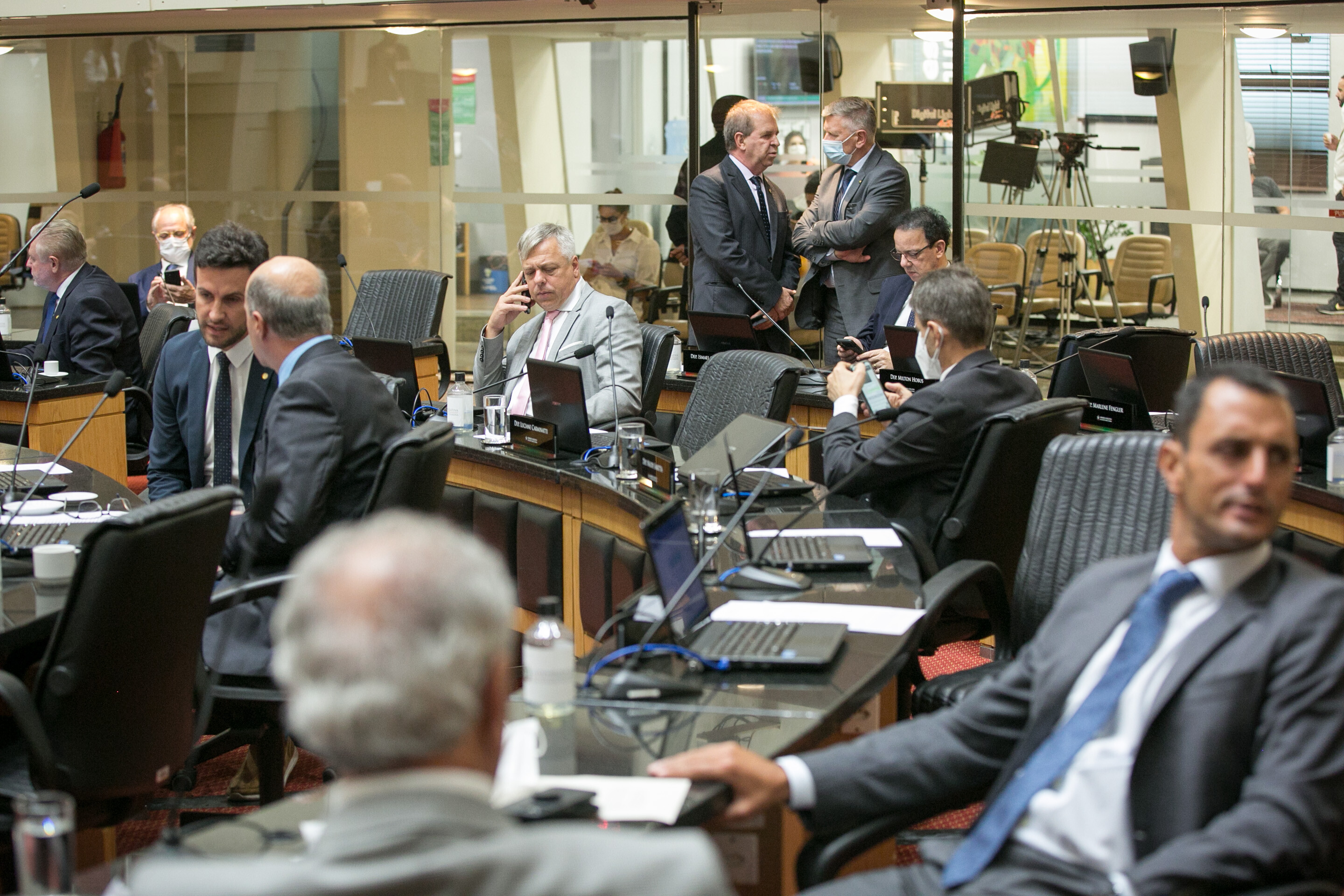 Deputados destacam dia da mulher e criticam decreto desobrigando máscaras
