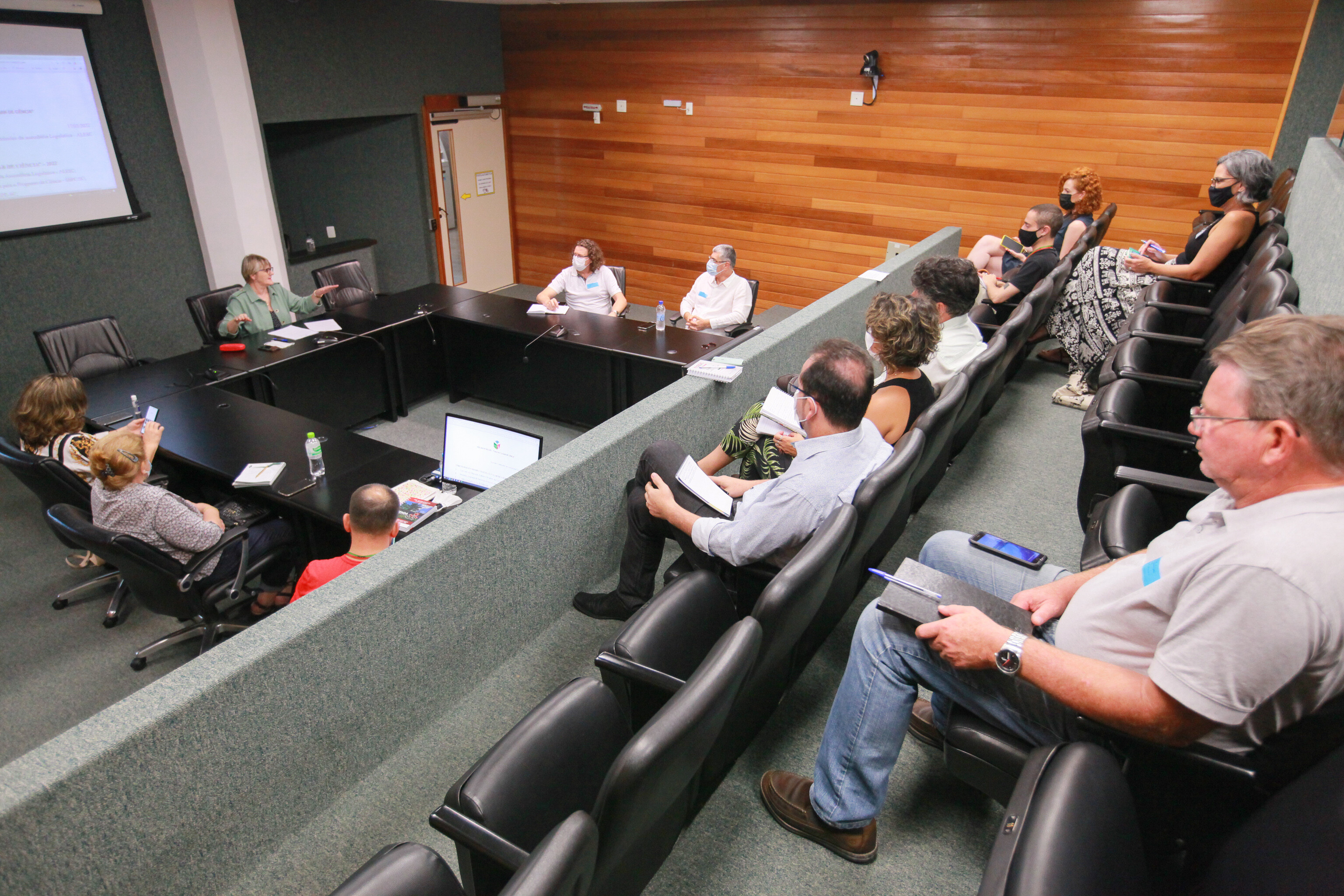 Fórum decide realizar seminários regionais para divulgar ciência na escola