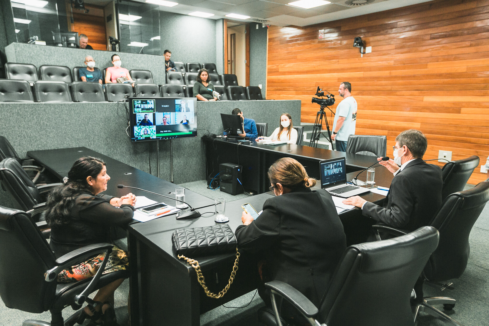 O debate aconteceu de forma presencial e por videoconferência.