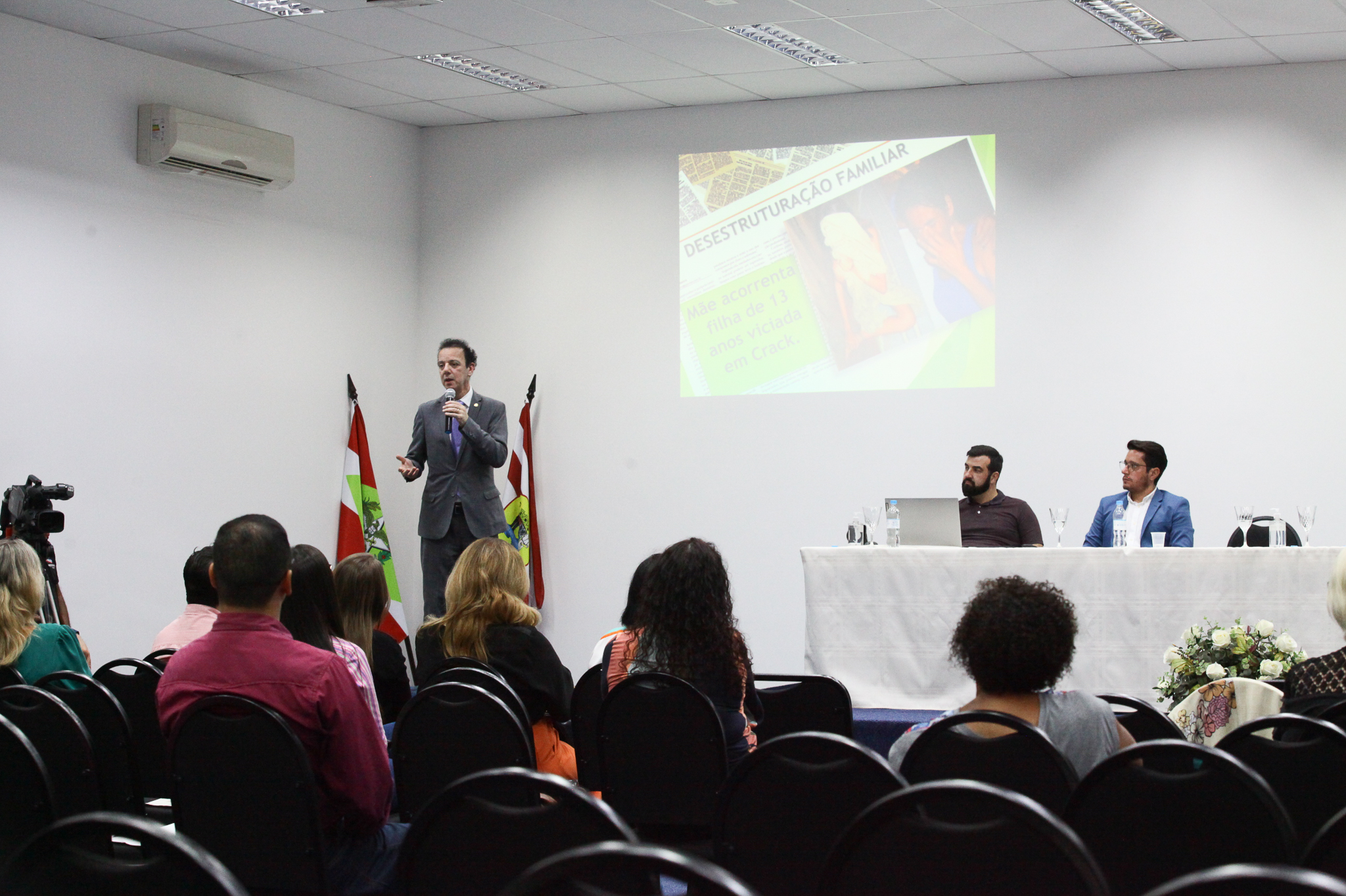 Palestra - Mulher e o Drama das Drogas na Família e Sociedade