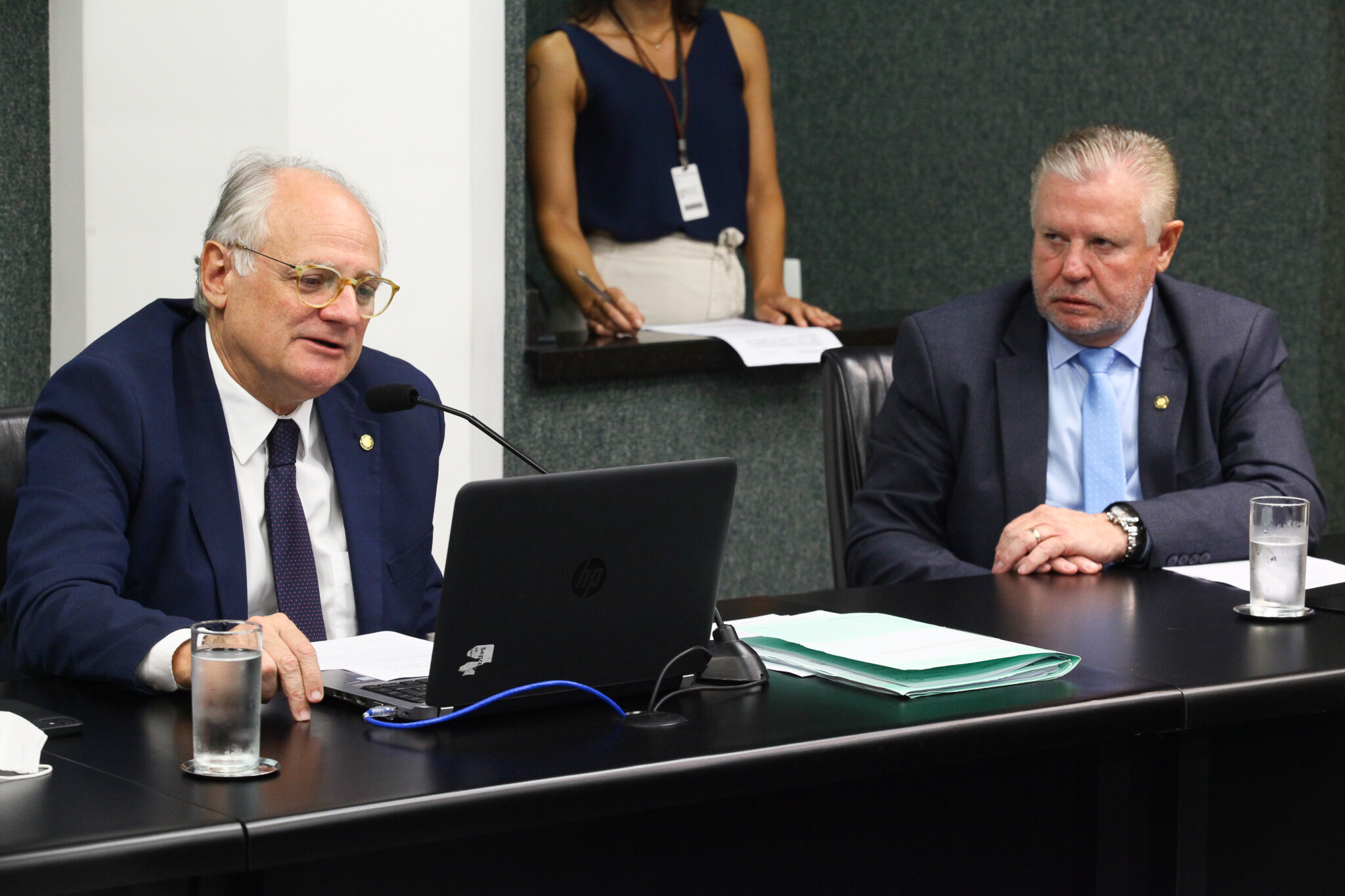 Deputados Vicente Caropreso e Nilso Berlanda durante reunião da Comissão de Saúde desta quarta-feira.