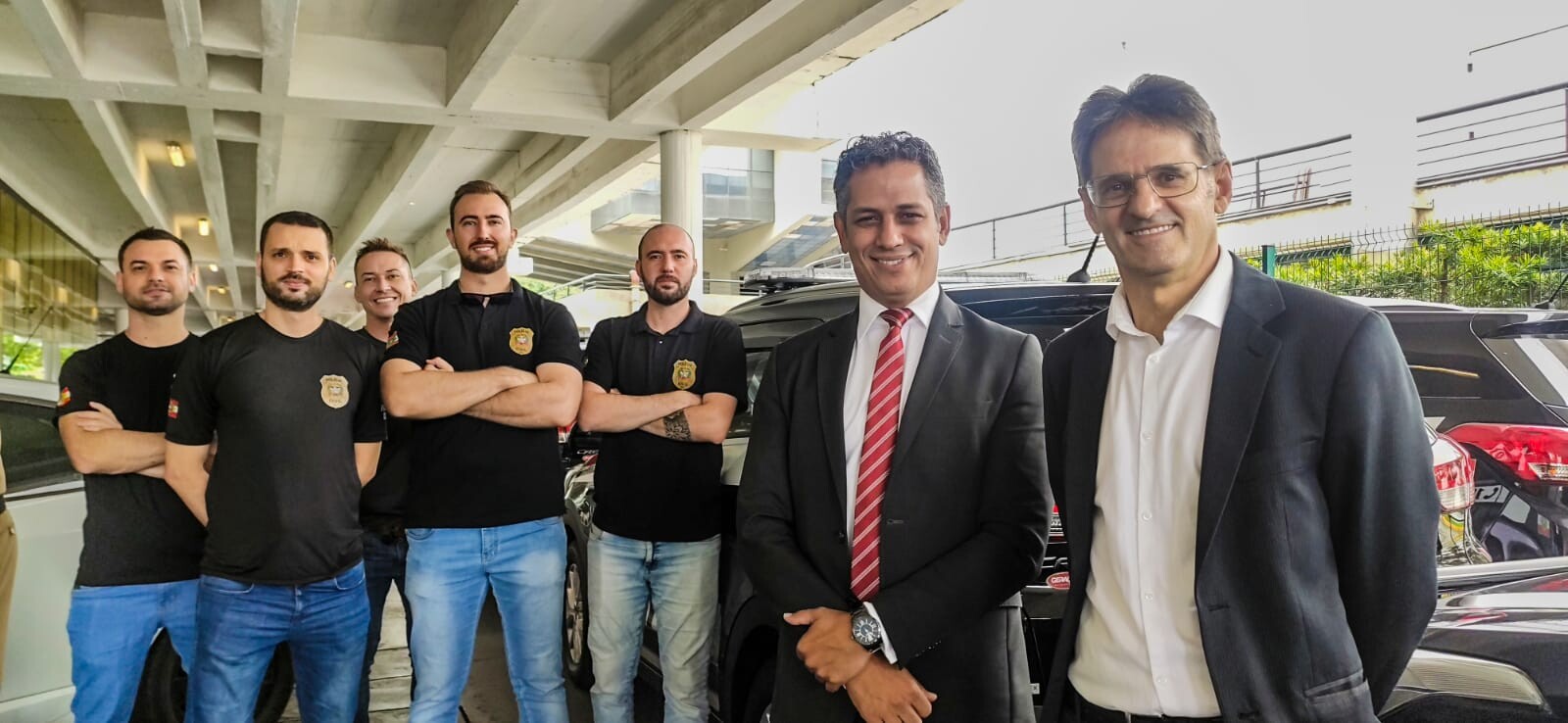 Deputado Neodi Saretta, delegado Regional de Polícia Civil de Concórdia, Marcelo Nogueira, e policiais da cidade