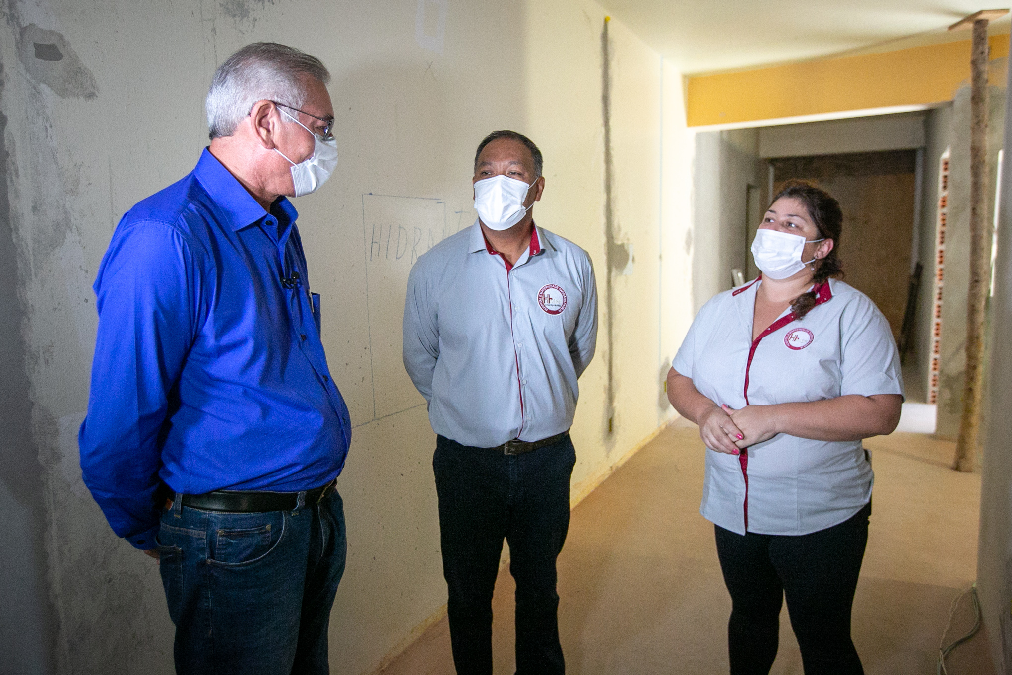 Deputado Silvio Dreveck (PP), diretor-geral do Hospital e Maternidade Sagrada Família, Oscar Fernandes Júnior e a responsável por captação de recursos, Débora da Silva