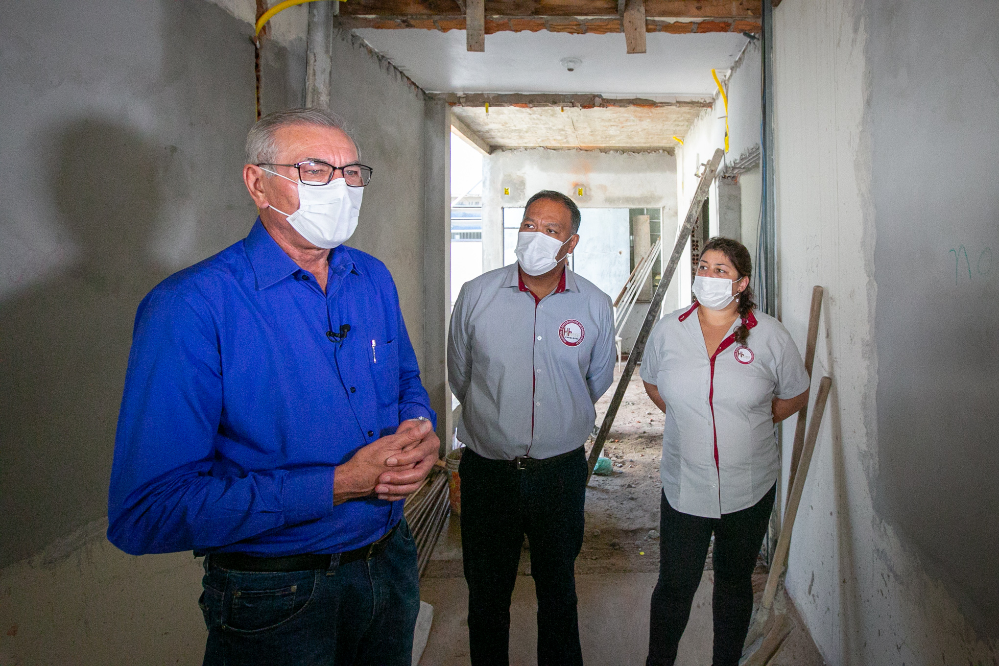 Deputado Silvio Dreveck (PP), diretor-geral do Hospital e Maternidade Sagrada Família, Oscar Fernandes Júnior e a responsável por captação de recursos, Débora da Silva