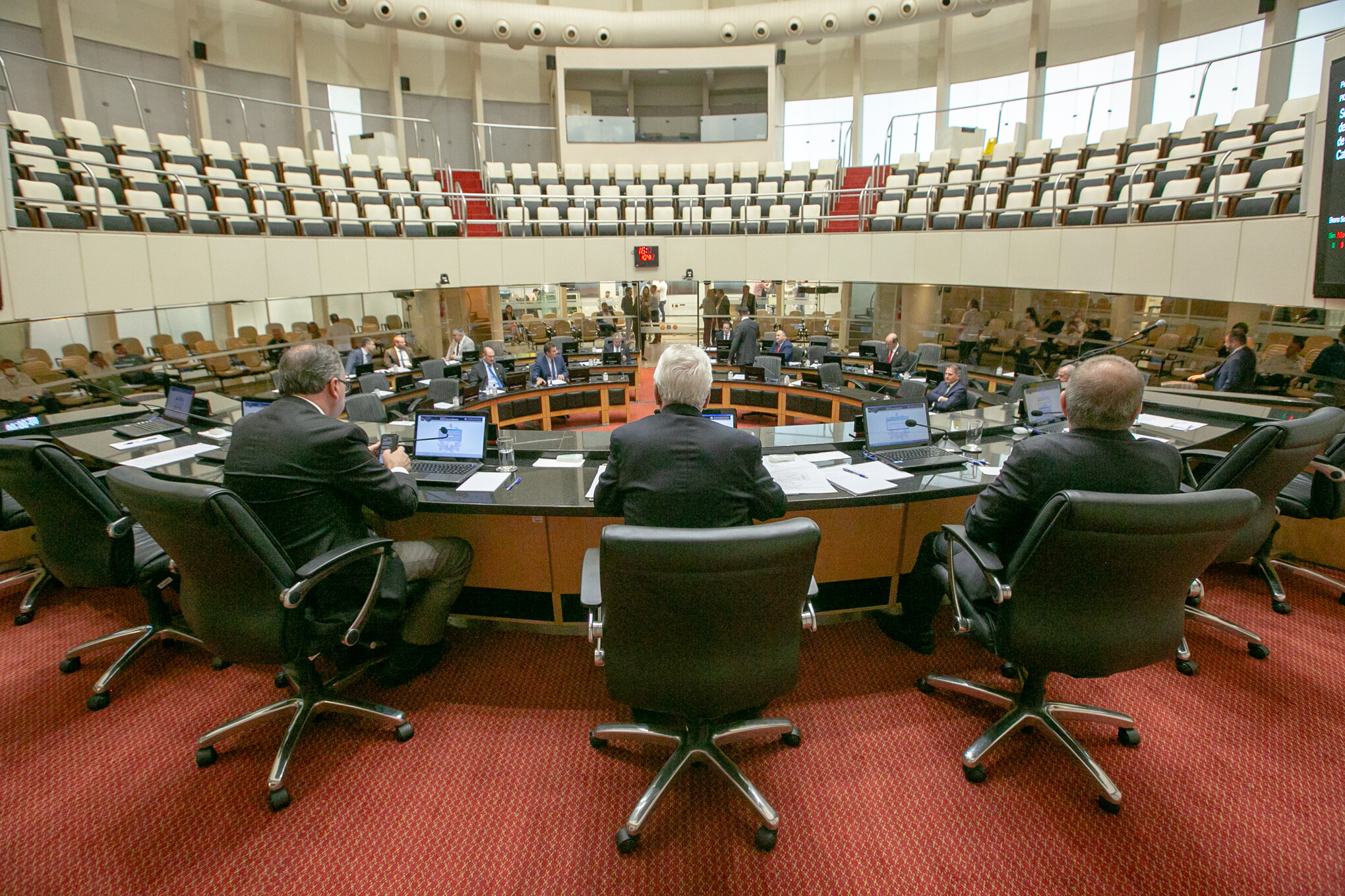 Sessão tem denúncia sobre coffee break e anúncio de nova bancada