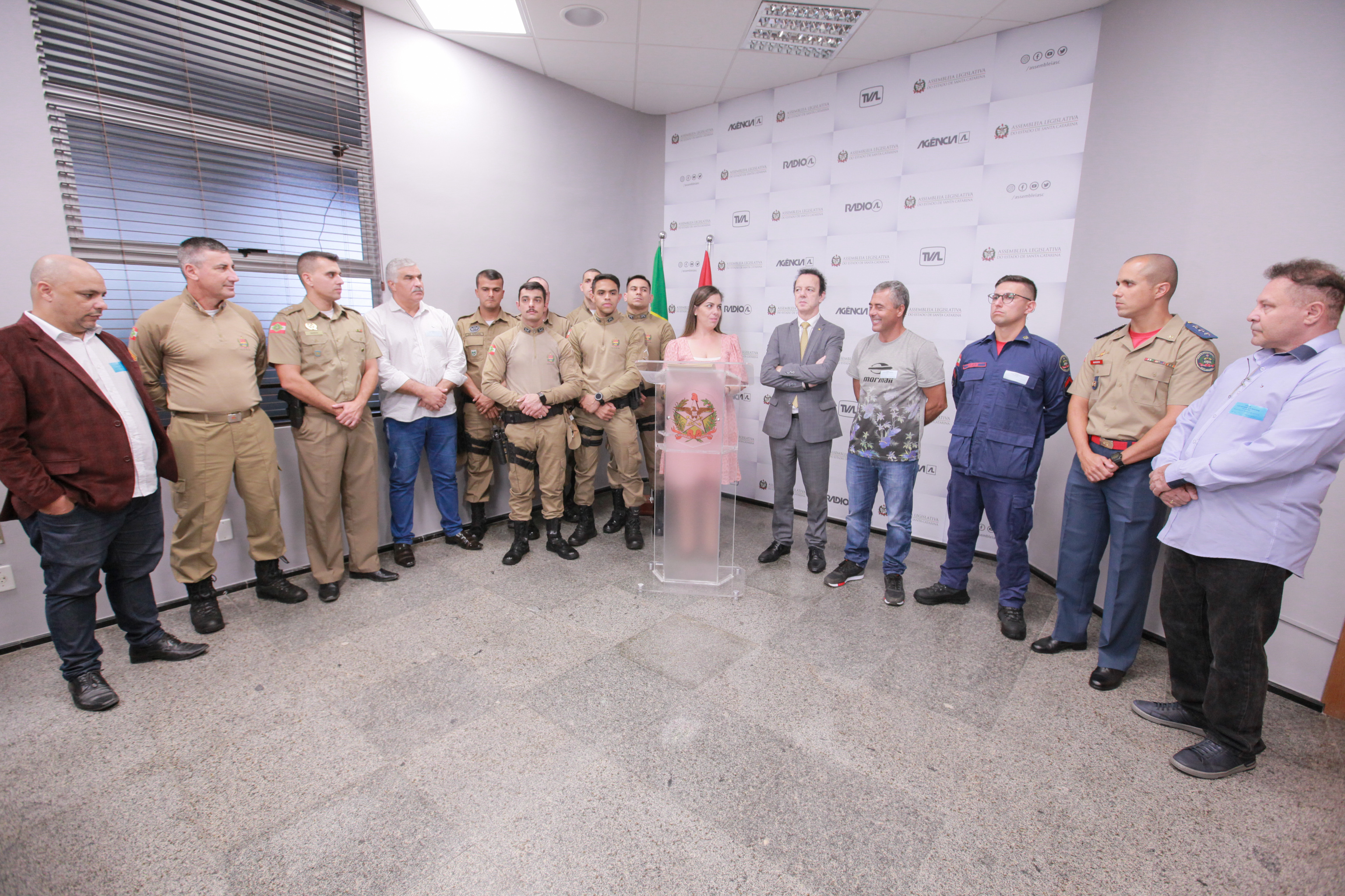 HOMENAGEM: Deputado Ismael entrega moções de aplauso