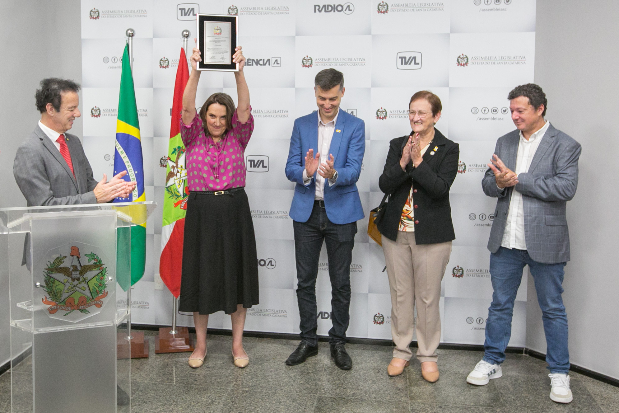 MOÇÃO DE APLAUSO – Deputado Ismael dos Santos entrega homenagem a Sra. Lúcia Kistner