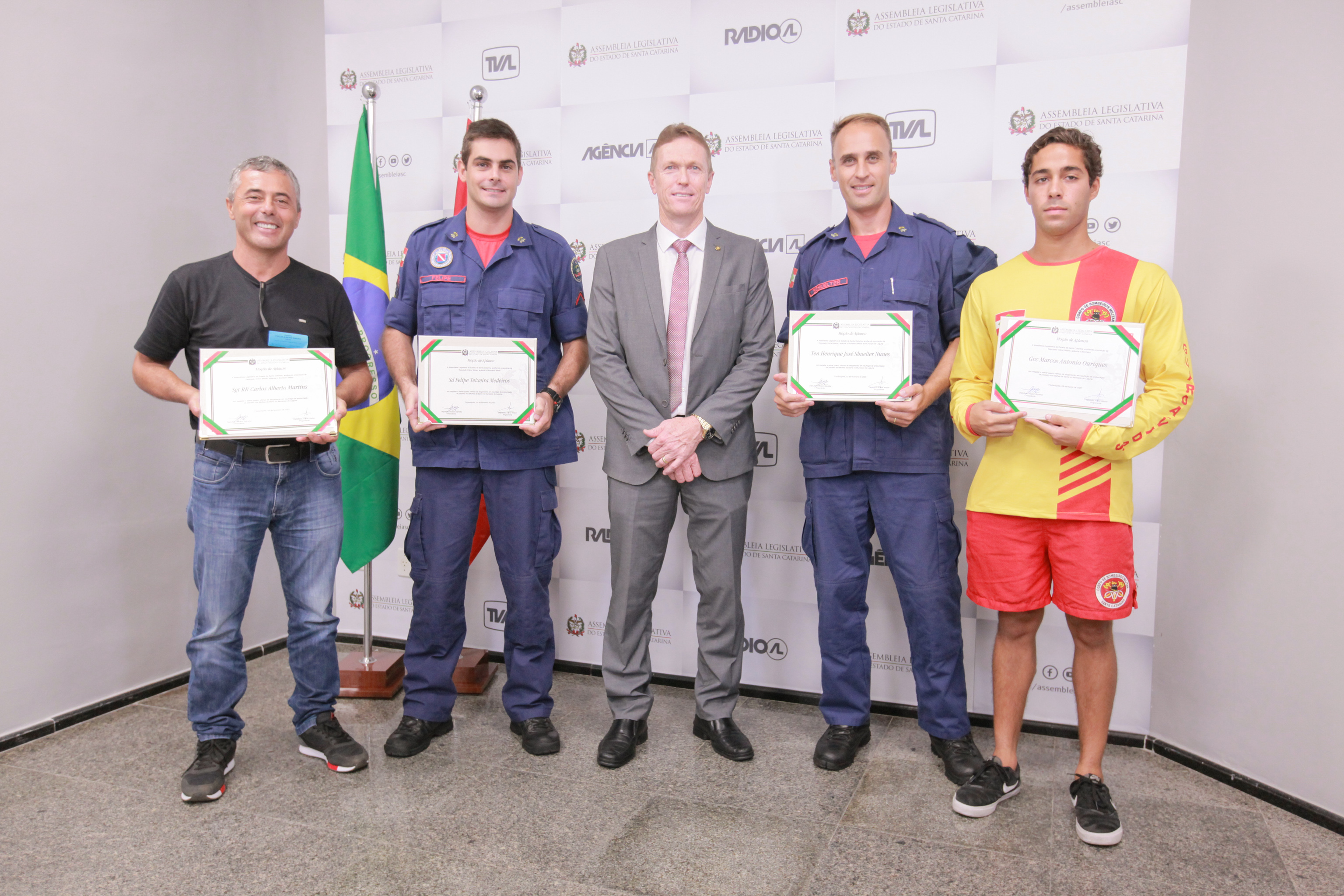 HOMENAGENS: Volnei Weber entrega moções de aplauso