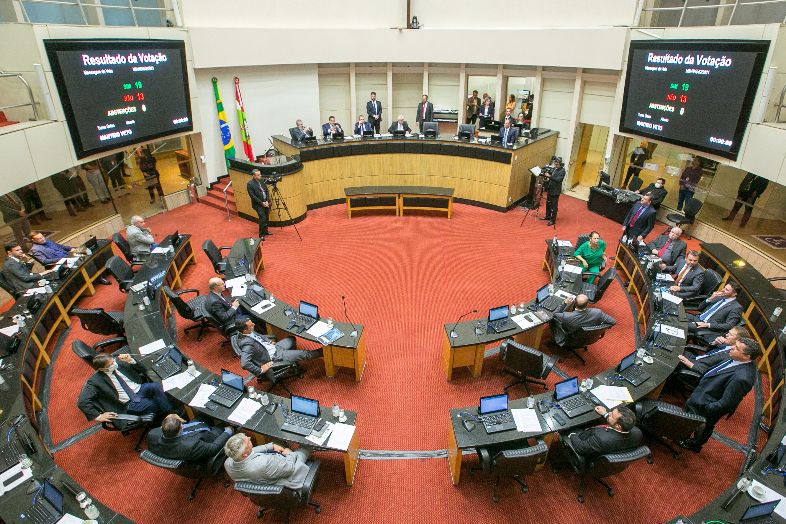 Placar da votação do veto ao PL 449/2021, durante a sessão desta terça-feira (19)