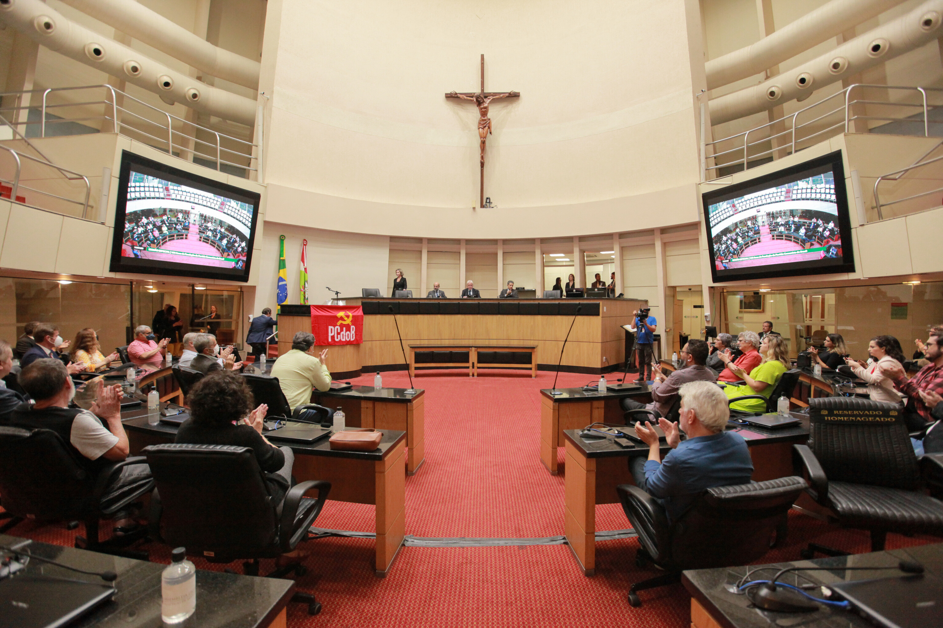 A solenidade foi realizada no plenário Deputado Osni Régis, no Palácio Barriga Verde.