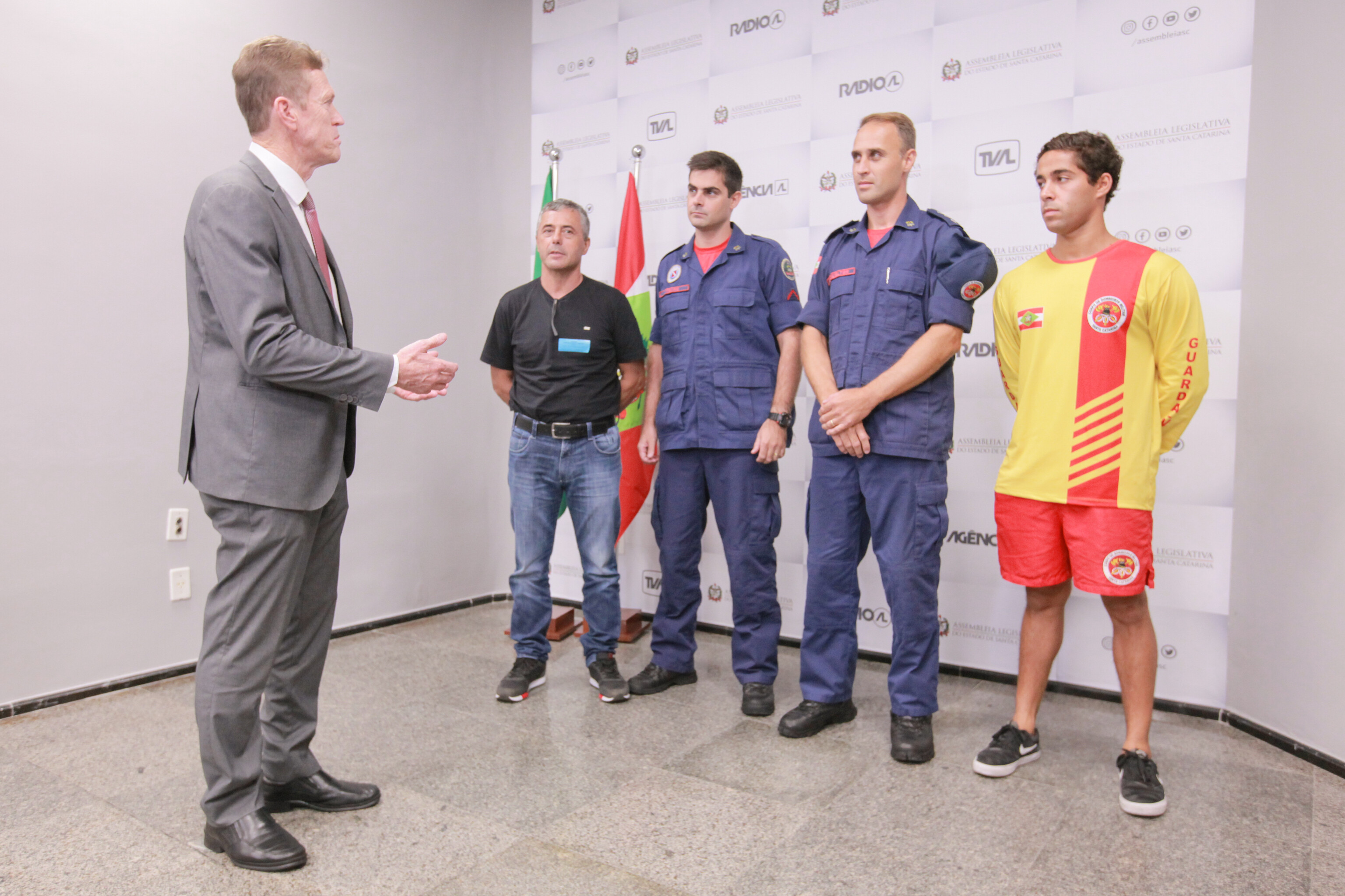 Weber entrega moção de aplauso a bombeiros por salvamento em Laguna