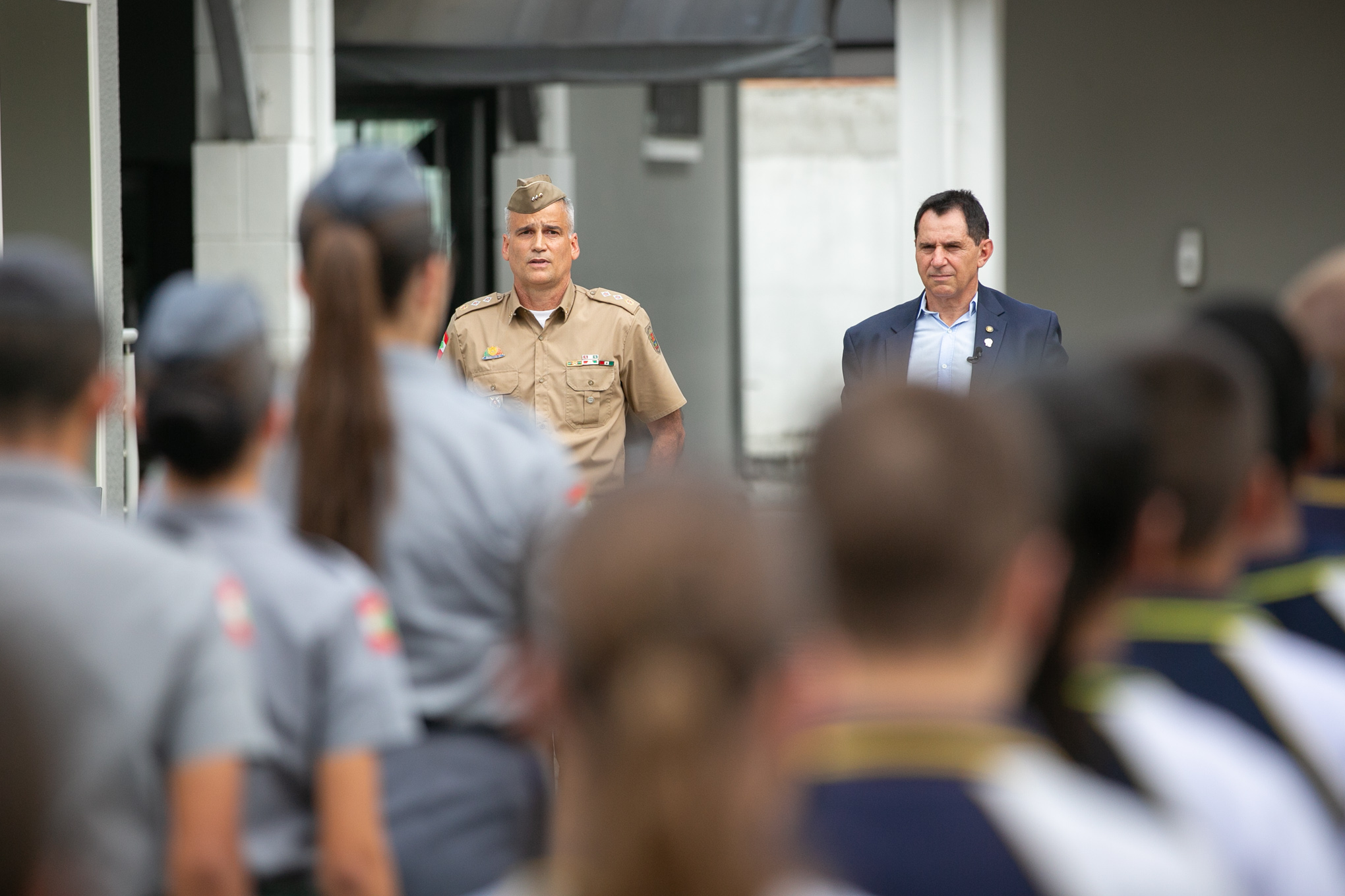 Deputado Coronel Mocellin (Republicanos) e diretor do Colégio Policial Militar Feliciano Nunes Pires, major Márcio Jean Ricardo