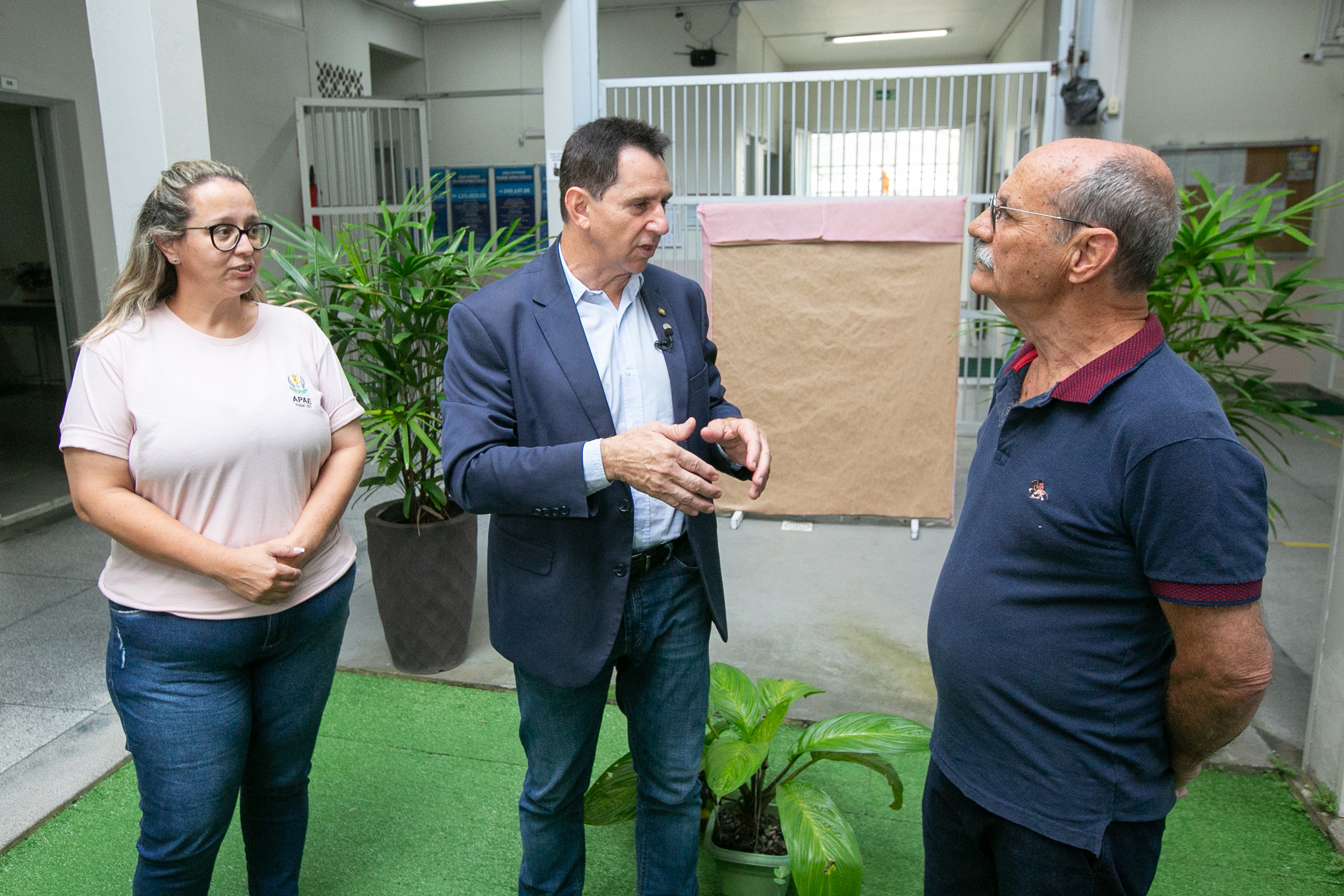 Deputado Coronel Mocellin (Republicanos), presidente da Apae de Itajaí, Israel de Azevedo e diretora Daniele Miranda