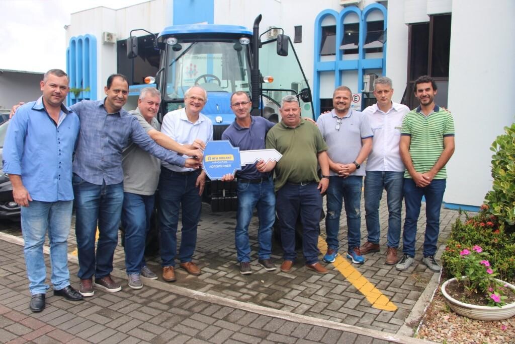 Com apoio de Dr. Vicente, Guaramirim recebe novo trator agrícola