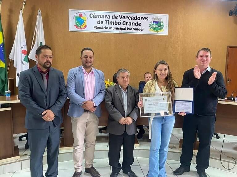 Deputada Paulinha (Podemos) recebe título de cidadã timbograndense. FOTO: Divulgação