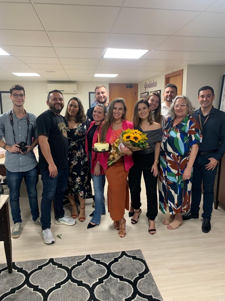 Paulinha celebra aniversário com festinha surpresa e trabalhando muito por SC no Gabinete 203