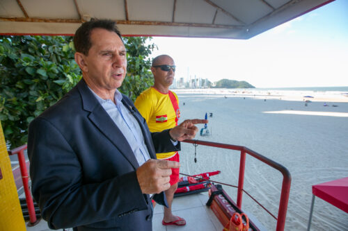 Volta às origens como bombeiro nas praias de Balneário Camboriú