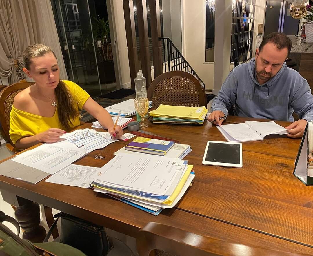 Paulinha e o esposo, o prefeito de Bombinhas, em reunião no feriado. FOTO: Divulgação