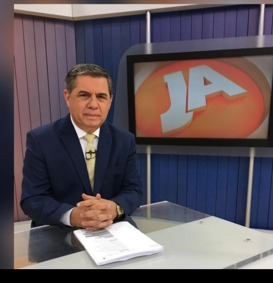 Paulinha presta homenagem ao jornalista Mário Motta