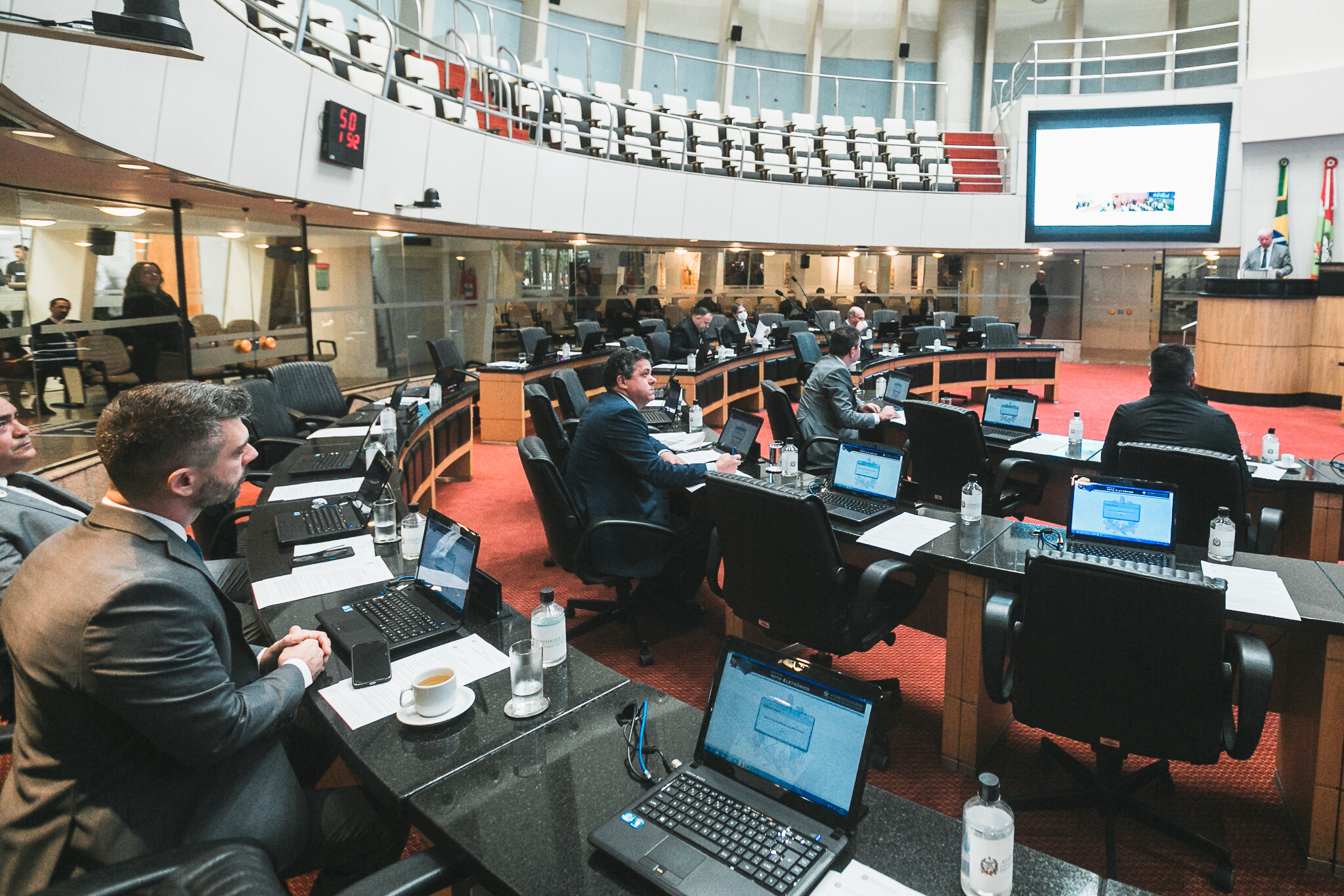 Enchentes trazem de volta temor com barragens de contenção