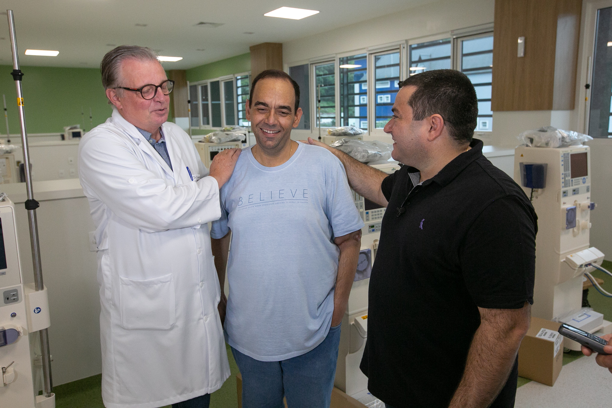 Presidente da Associação Renal Vida, Roberto Benvenutti, paciente Vilson Júnior e deputado Ricardo Alba (União Brasil)