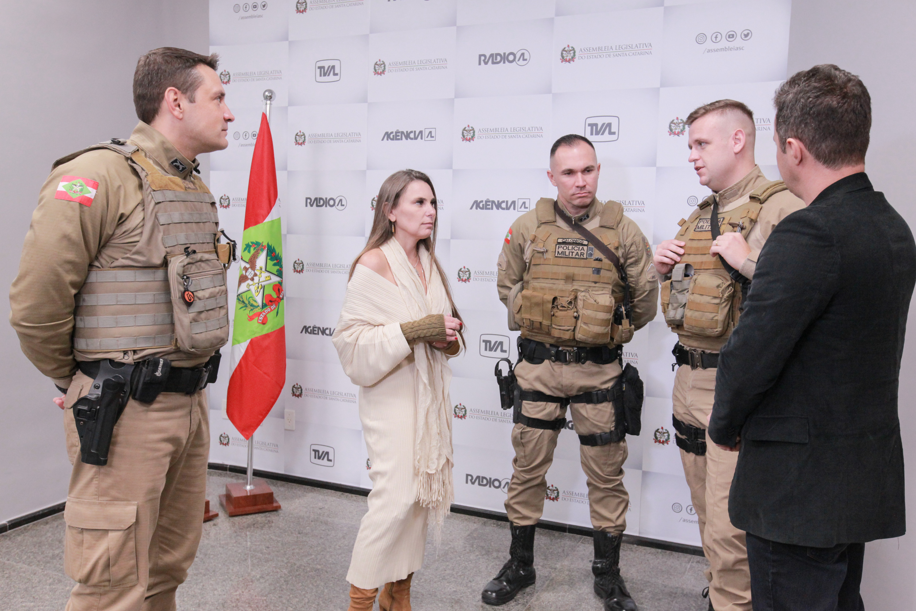 HOMENAGEM: Deputada Paulinha entrega Moção de Aplauso a Policiais Militares