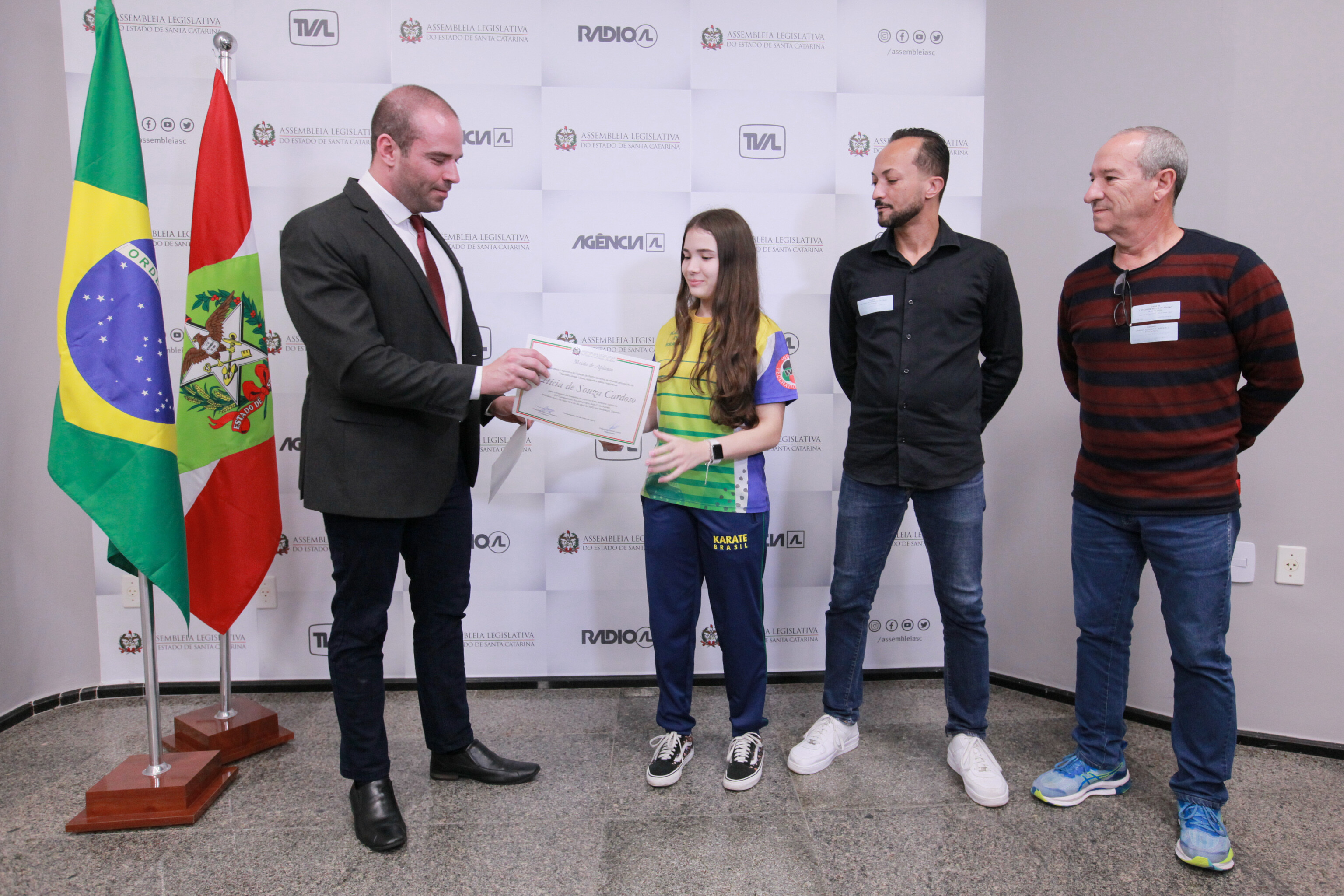 Deputado Jessé Lopes, Letícia Cardoso, Ricardo Alexandre da Cruz e o pai da atleta, Carlos Augusto Cardoso