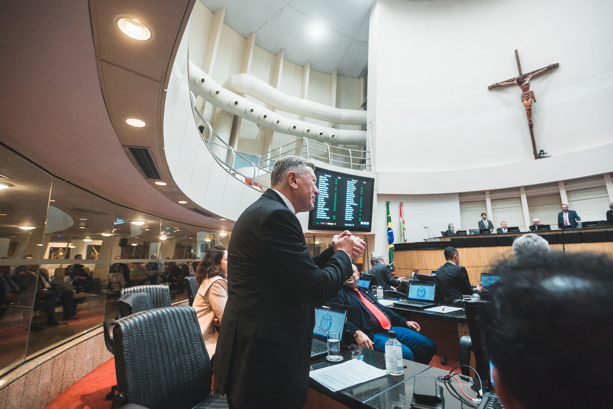 O deputado Milton Hobus, durante a votação do projeto sobre o TAT; matéria foi aprovada por unanimidade entre os presentes