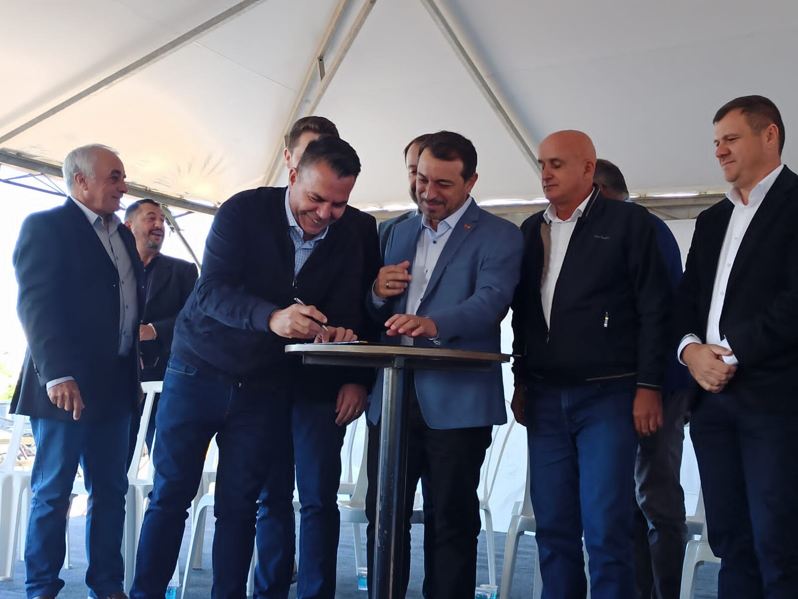 Deputado Luiz Fernando Vampiro, governador Carlos Moisés e lideranças de Balneário Rincão