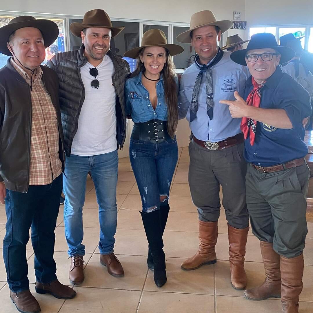 Paulinha prestigia Festa do Peão Laçador e festeja os 40 anos de Correia Pinto