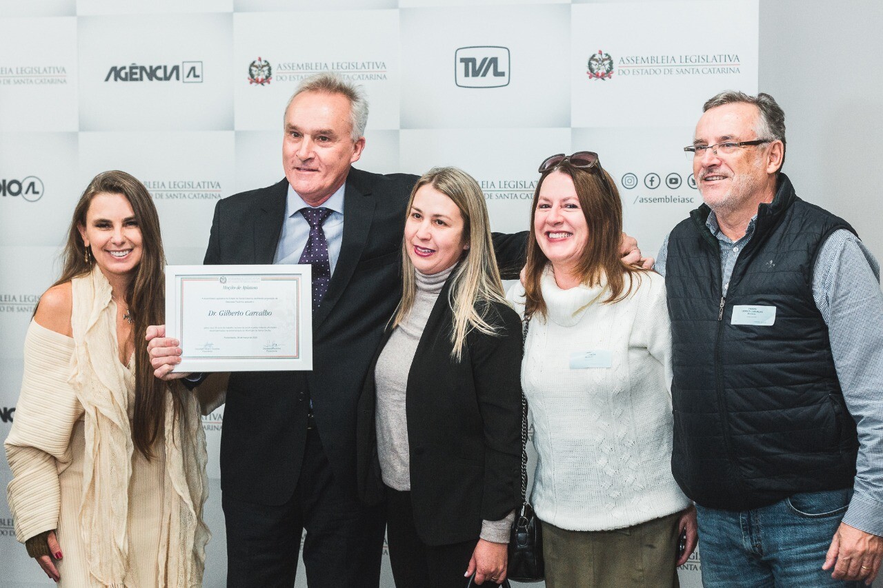Deputada Paulinha reverencia médico pioneiro em Santa Cecília