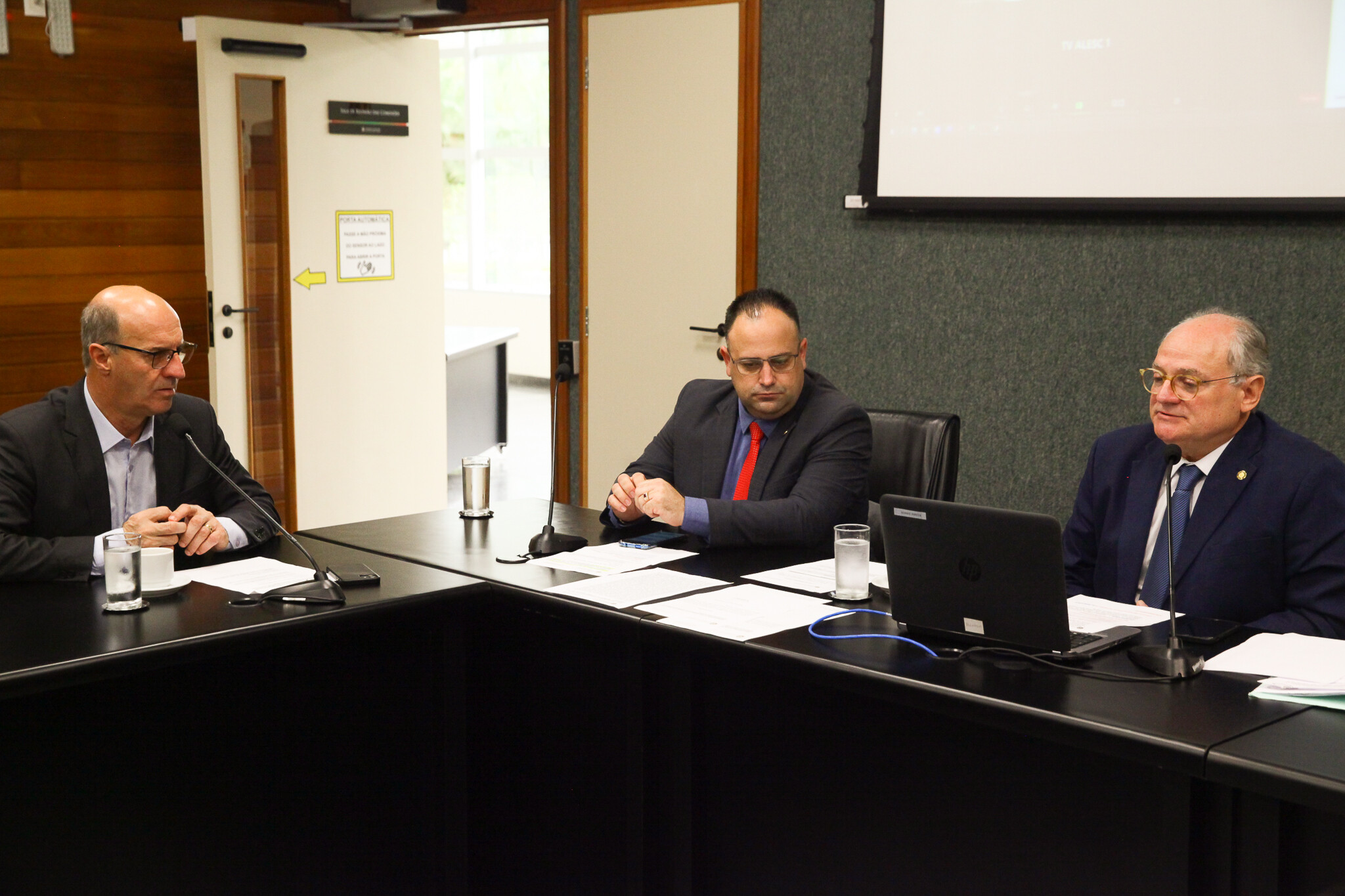 Durante a reunião, também foi aprovada a realização de dois seminários