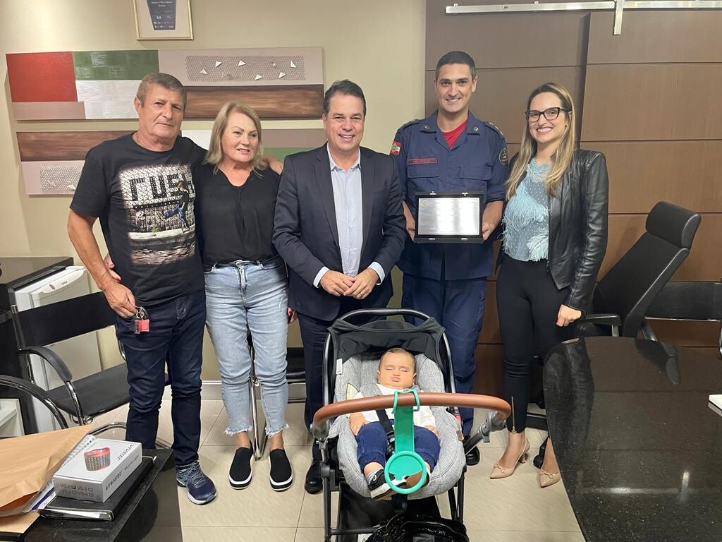 Minotto entrega moção ao major Henrique Piovesan