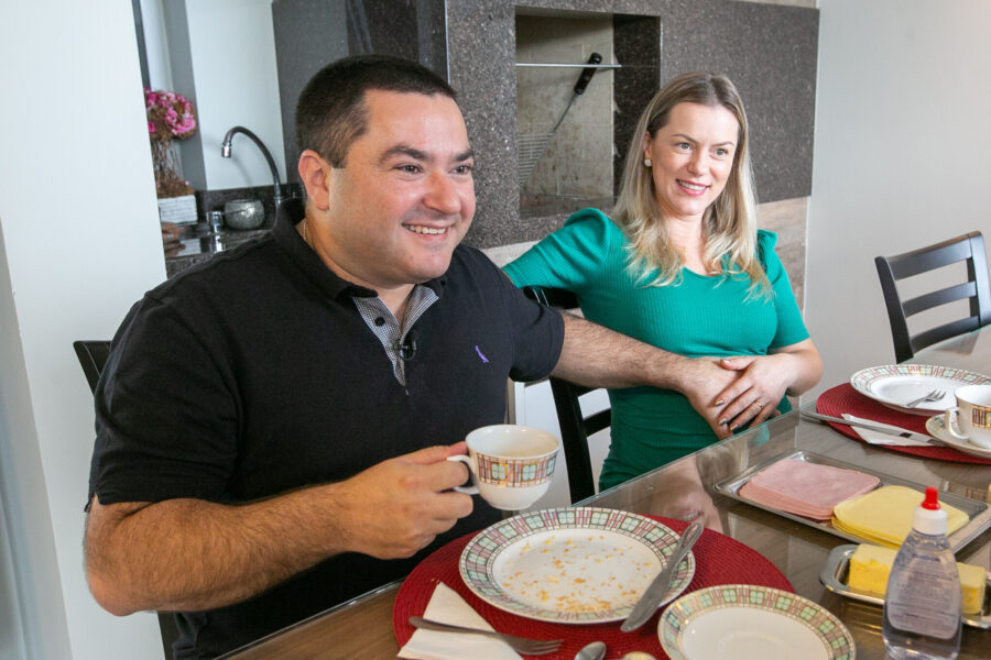 Deputado Ricardo Alba (União) e a esposa Janaína Coan Alba