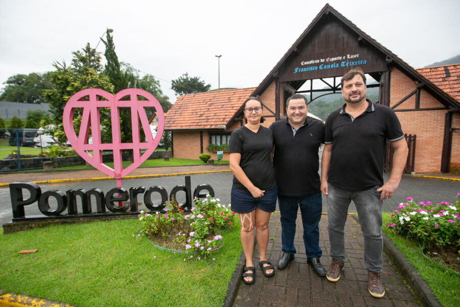 Alba (União) foi recebido em Pomerode pela comerciante Edy da Costa e pelo vereador Horst Lemke.