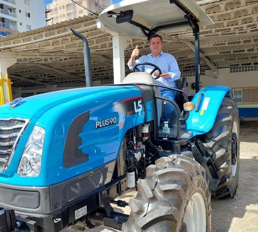 Deputado Ivan Naatz (PL) entrega trator para o município de Navegantes. FOTO: Divulgação