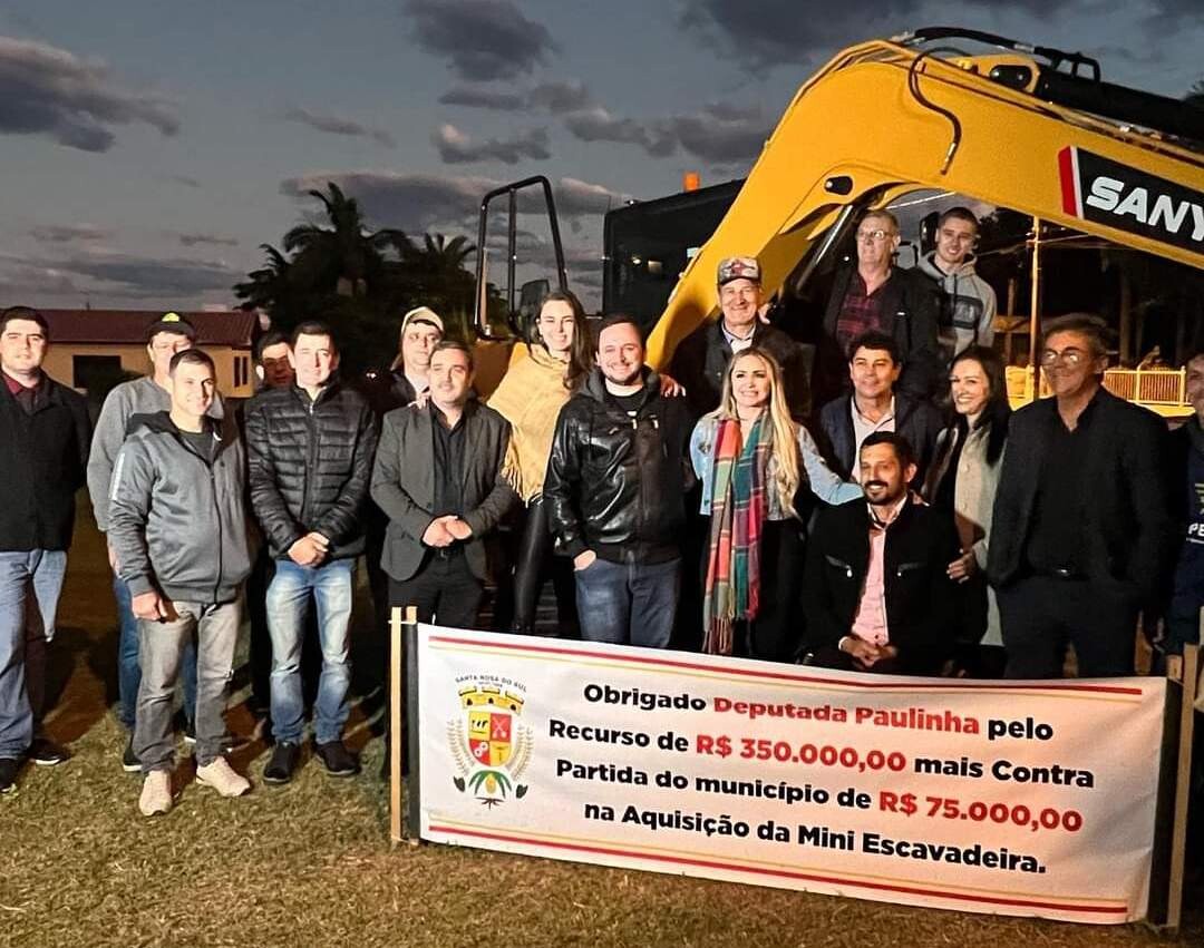 Paulinha entrega mini escavadeira para associação em Santa Rosa do Sul