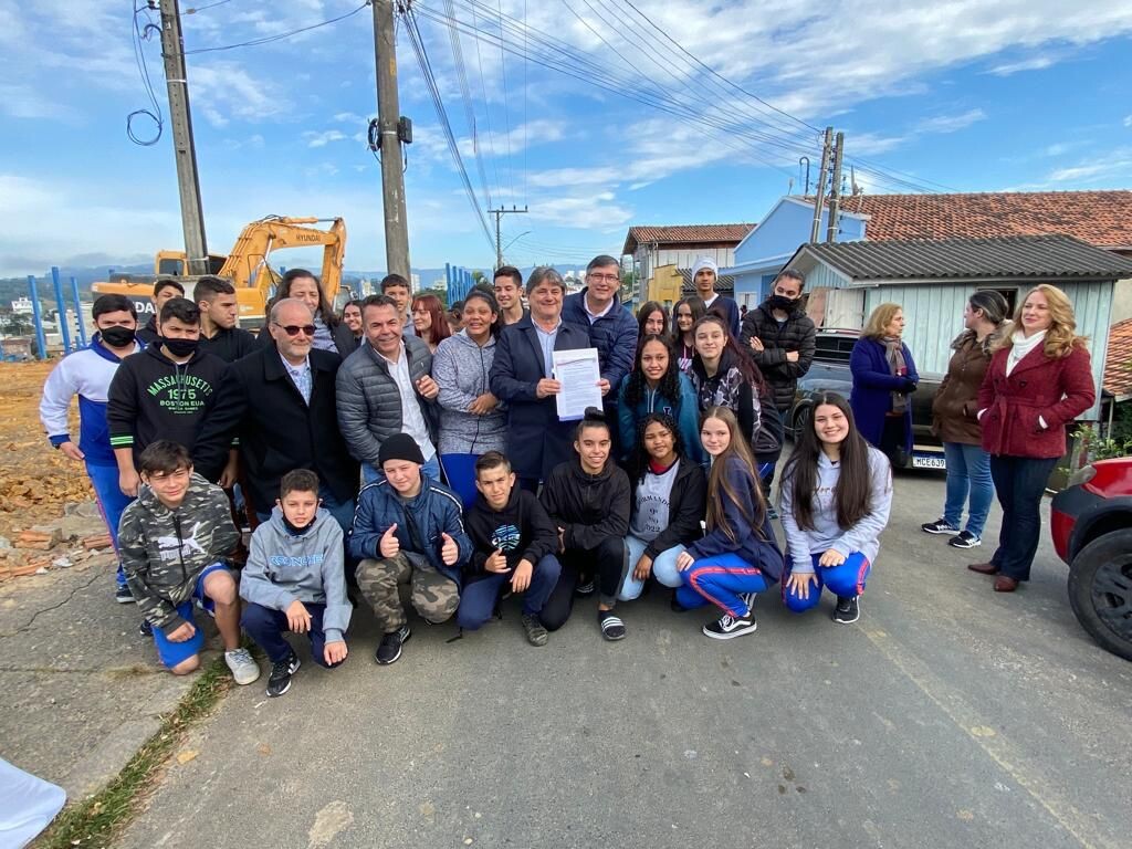 Vampiro esteve em Orleans, onde assegurou recursos para obras na Educação e um ônibus escolar. FOTO: Divulgação