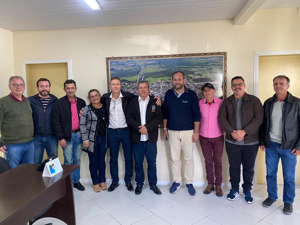 Deputado Volnei Weber e lideranças de São João do Sul FOTO: Assessoria de comunicação Volnei Weber