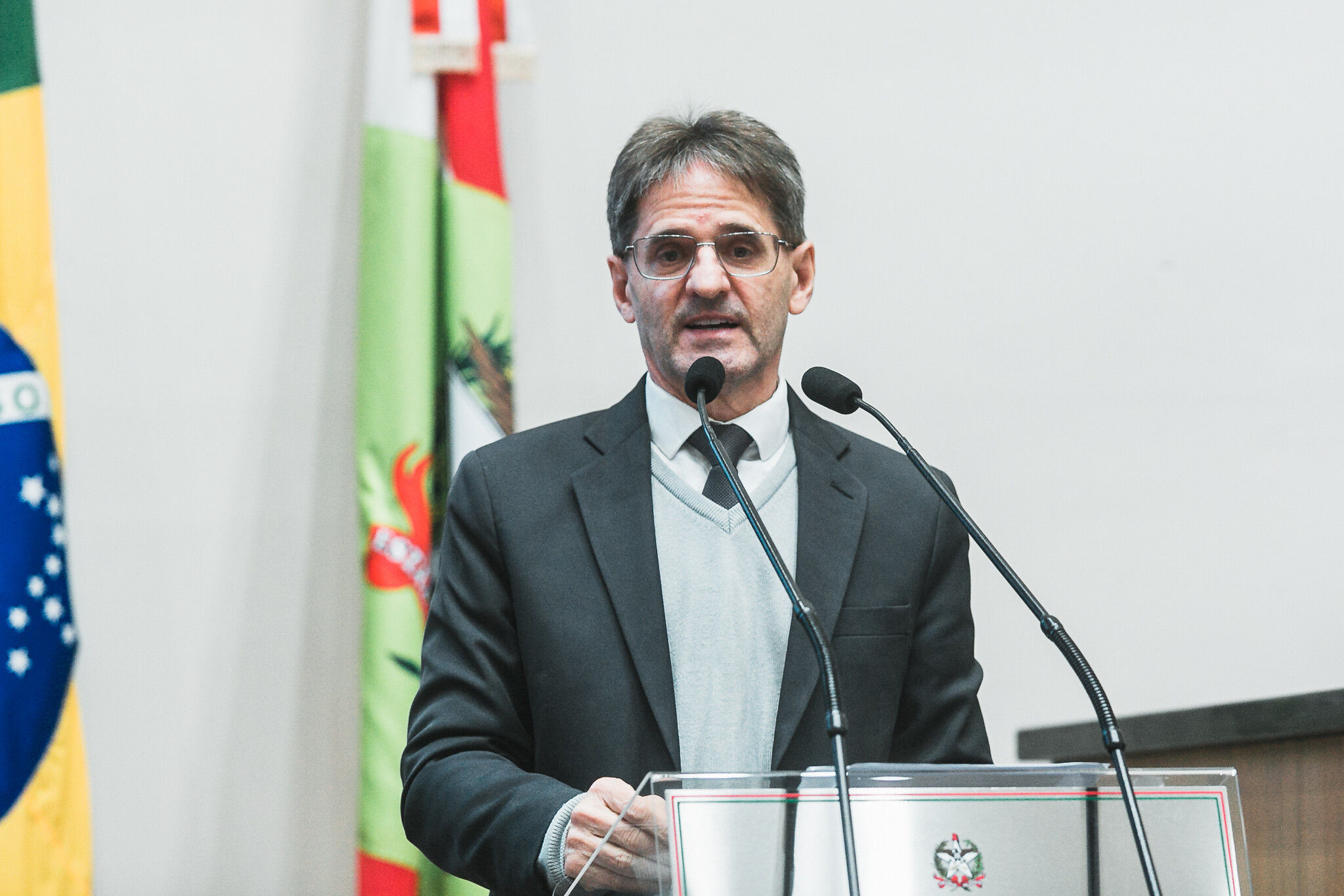 Deputado Neodi Saretta, durante manifestação no plenário da Alesc
