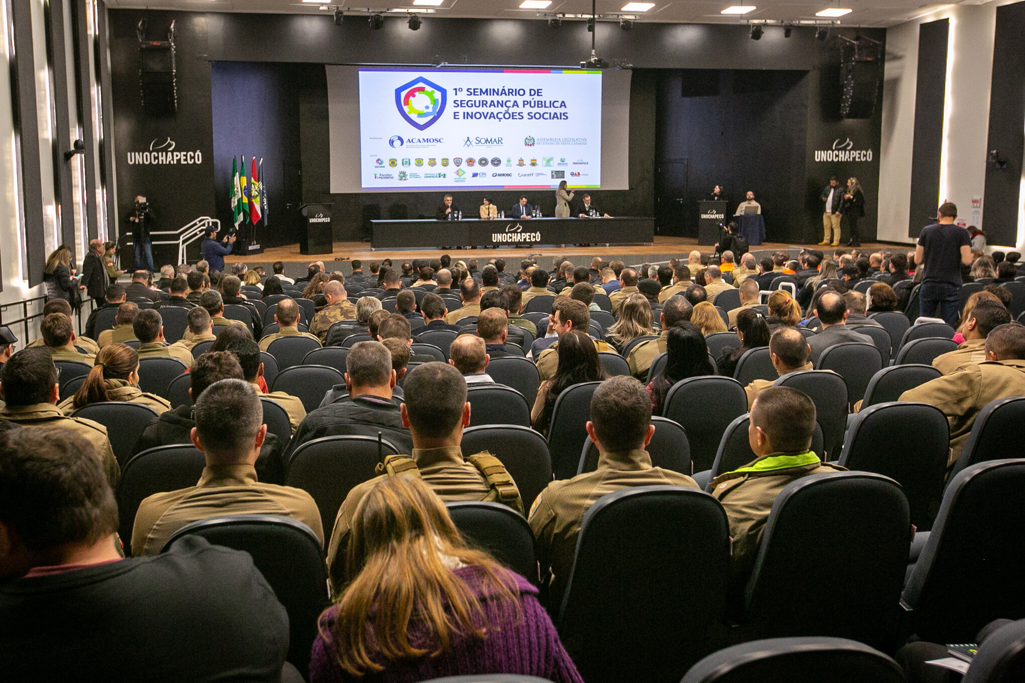 Policiais dos três estados do sul e lideranças do Oeste prestigiaram o encontro